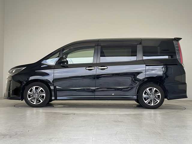 トヨタ ノア Si ダブルバイビー 愛知県 2018(平30)年 4.8万km ブラック 衝突被害軽減ブレーキ/純正10.4インチSDナビ（あり）/フリップダウンモニター/両側パワースライドドア/クルーズコントロール/フルセグTV/CD DVD/Bluetooth/バックカメラ/純正アルミホイール/LEDヘッドライト/リアオートエアコン/オートマチックハイビーム/ETC2.0/ステアリングスイッチ/スマートキー/プッシュスタート
