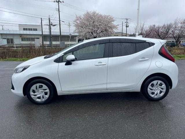 トヨタ アクア X 山形県 2023(令5)年 1.9万km プラチナホワイトパールマイカ ワンオーナー/セーフティセンス/純正ディスプレイオーディオ/　【USB BT Miracast】/バックカメラ/ステアリングスイッチ/レーダークルーズコントロール/ミラーヒーター/ヘッドライトレベライザー/LEDライト/純正フロアマット/スペアキーあり