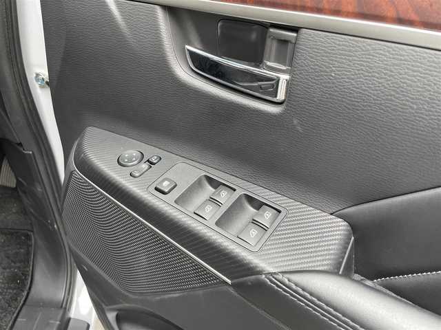 三菱 デリカＤ：５ P 静岡県 2022(令4)年 1.9万km ホワイトダイヤモンド 4WD/ワンオーナー/純正メモリナビ・フルセグTV/Bluetooth/CD/DVD/SD/USB/・マルチアラウンドモニター/(リヤビュー/フロントビュー/サイドビュー/アラウンドビュー)/ドライブレコーダー(前後)/モニター付きルームミラー(マルチアラウンドモニター)/社外フリップダウンモニター/レーダークルーズコントロール/e-アシスト（予防安全技術）/・衝突被害軽減ブレーキシステム/・誤発進抑制システム/・車線逸脱警報システム/・オートマチックハイビーム/・後側方車両検知警報システム/・後退時車両検知警報システム/横滑り防止/プッシュスタート/スマートキー2個/オートLEDヘッドライト/フォグライト/パドルシフト/アイドリングストップ/ルーフラック/パワーバックドア/革巻きステアリング/ステアリングリモコン/・オーディオ/・ハンズフリー通話/・マルチアラウンドモニター/ハンドルヒーター/シートヒーター(D/N席)/パワーシート(D席)/ビルトインETC/純正フロアマット/純正荷室マット/アームレスト/ルーフキャリア/取扱説明書/新車時保証書/ナビ取扱説明書