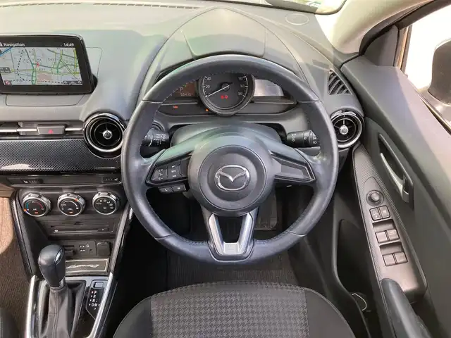 マツダ デミオ 13S 静岡県 2016(平28)年 5.6万km マシーングレープレミアムM エンジンスタートストップ/パワーステアリング/パワーウィンドウ/アイドリングストップ/スマートキー/オートエアコン/ETC/USB入力端子/バックカメラ/純正ナビ（CD.DVD.BT.ワンセグ）/純正フロアマット/純正アルミホイール/D席N席シートヒーター/ABS/横滑り防止装置/オートライト/LEDライト/W+サイドエアバック/衝突軽減システム