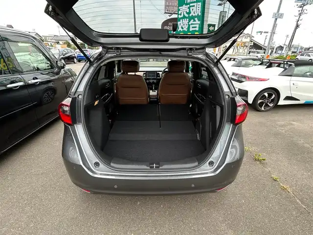 ホンダ フィット e:HEVリュクス 宮城県 2020(令2)年 5.3万km シャイニンググレーM アームレスト付センターコンソールボックス＋ワイヤレス充電器/＝＝＝/ホンダセンシング/●衝突軽減ブレーキ〈CMBS〉/●誤発進抑制機能/●後方誤発進抑制機能/●近距離衝突軽減ブレーキ/●歩行者事故低減ステアリング/●路外逸脱抑制機能/●渋滞追従機能付アダプティブ・クルーズ・コントロール〈ACC〉/●車線維持支援システム〈LKAS〉/●先行車発進お知らせ機能/●標識認識機能/●オートハイビーム/パーキングセンサーシステム/純正8インチナビ/・CD/DVD/・Bluetooth/・フルセグTV/バックカメラ/ETC/ドライブレコーダー/充電用USBジャック（急速充電対応タイプ2個付）/ハーフレザーシート/シートヒーター/革巻きステアリング/ステアリングスイッチ/電動パーキングブレーキ/ブレーキホールド/LEDヘッドランプ/フォグランプ/オートライト/スマートキー＆プッシュスタート/電動格納ミラー/フルオート・エアコンディショナー/純正16インチAW/純正フロアマット/ドアバイザー/W/サイド/カーテンエアバッグ