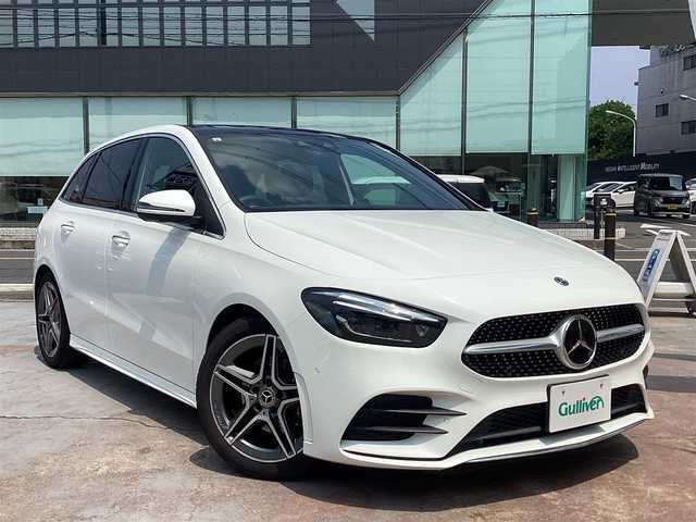 メルセデス・ベンツ Ｂ１８０ AMGライン 京都府 2019(令1)年 0.8万km ポーラホワイト ワンオーナー/パノラミックスライディングＳＲ/レーダーセーフティＰＫＧ/ＡＭＧレザーエクスクルーシブＰＫＧ/　ブラック　グレー　ツートンレザー/　６４色アンビエントライト/ナビゲーションＰＫＧ/　フルセグＴＶ/アドバンスドＰＫＧ/　360度カメラ　カラーＨＵＤ　アドバンスドサウンド/前後クリアランスソナー/ＰＷバックドア/前席ＰＷシート/前席シートヒーター/おくだけ充電/ビルトインETC/ＬＥＤヘッドライト/アダクティブハイビーム/レーダークルーズ/ＢＳＭ/キーレスゴー×２/新車保証書/取扱説明書