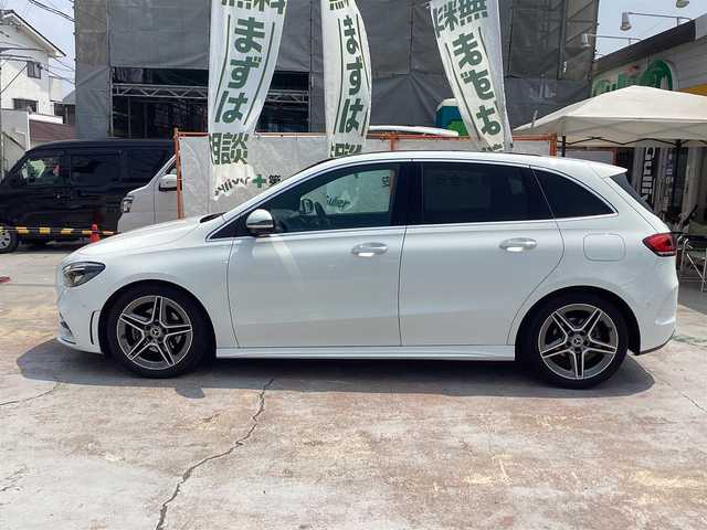 メルセデス・ベンツ Ｂ１８０ AMGライン 京都府 2019(令1)年 0.8万km ポーラホワイト ワンオーナー/パノラミックスライディングＳＲ/レーダーセーフティＰＫＧ/ＡＭＧレザーエクスクルーシブＰＫＧ/　ブラック　グレー　ツートンレザー/　６４色アンビエントライト/ナビゲーションＰＫＧ/　フルセグＴＶ/アドバンスドＰＫＧ/　360度カメラ　カラーＨＵＤ　アドバンスドサウンド/前後クリアランスソナー/ＰＷバックドア/前席ＰＷシート/前席シートヒーター/おくだけ充電/ビルトインETC/ＬＥＤヘッドライト/アダクティブハイビーム/レーダークルーズ/ＢＳＭ/キーレスゴー×２/新車保証書/取扱説明書