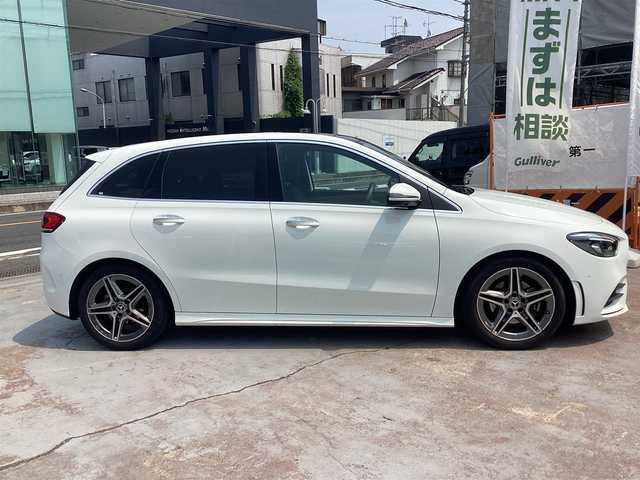 メルセデス・ベンツ Ｂ１８０ AMGライン 京都府 2019(令1)年 0.8万km ポーラホワイト ワンオーナー/パノラミックスライディングＳＲ/レーダーセーフティＰＫＧ/ＡＭＧレザーエクスクルーシブＰＫＧ/　ブラック　グレー　ツートンレザー/　６４色アンビエントライト/ナビゲーションＰＫＧ/　フルセグＴＶ/アドバンスドＰＫＧ/　360度カメラ　カラーＨＵＤ　アドバンスドサウンド/前後クリアランスソナー/ＰＷバックドア/前席ＰＷシート/前席シートヒーター/おくだけ充電/ビルトインETC/ＬＥＤヘッドライト/アダクティブハイビーム/レーダークルーズ/ＢＳＭ/キーレスゴー×２/新車保証書/取扱説明書