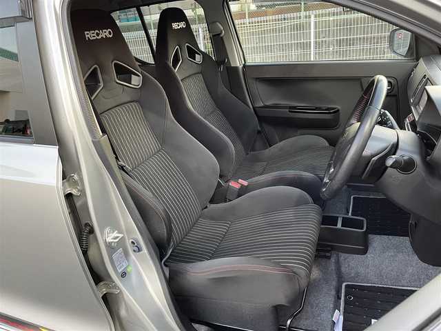 スズキ アルト ワークス 愛知県 2016(平28)年 4.1万km スチールシルバーM 純正ナビ(CN-E202Z)/・CD/・AM/FM/・ワンセグテレビ/衝突軽減ブレーキ/ETC/プッシュスタート/スマートキー/純正15インチアルミホイール/RECAROシート/キセノンヘッドライト/オートライト/ドアバイザー/純正フロアマット