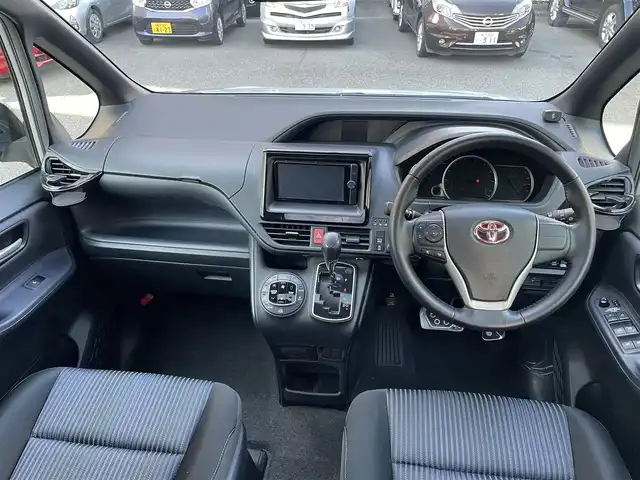 トヨタ ヴォクシー ZS 神奈川県 2014(平26)年 7.4万km シルバーM ワンオーナー/サンルーフ/4WD/純正SDナビ/・フルセグTV/・CD/DVD/SD/・Bluetooth/・AM/FM/バックカメラ/ビルトインETC/両側パワースライドドア/コーナーセンサー/オートライト/LEDヘッドライト/フォグランプ/ECOモード/MT付きAT/アイドリングストップ/スマートキー/オート電動格納ウィンカーミラー/取扱説明書/保証書