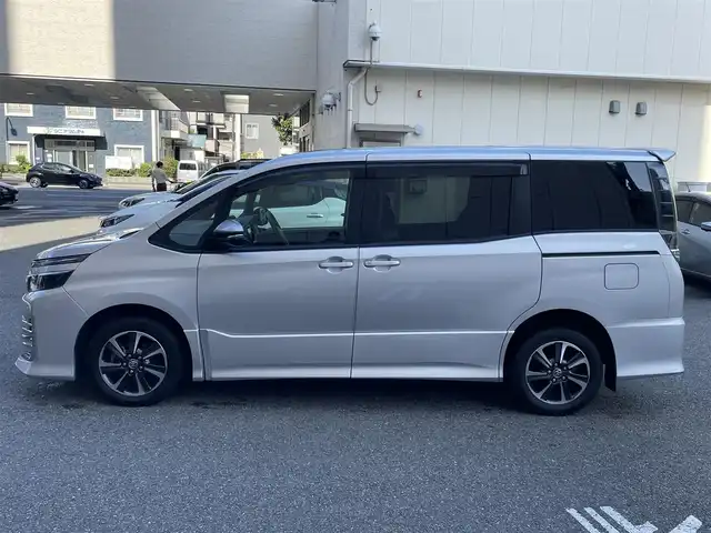 トヨタ ヴォクシー ZS 神奈川県 2014(平26)年 7.4万km シルバーM ワンオーナー/サンルーフ/4WD/純正SDナビ/・フルセグTV/・CD/DVD/SD/・Bluetooth/・AM/FM/バックカメラ/ビルトインETC/両側パワースライドドア/コーナーセンサー/オートライト/LEDヘッドライト/フォグランプ/ECOモード/MT付きAT/アイドリングストップ/スマートキー/オート電動格納ウィンカーミラー/取扱説明書/保証書