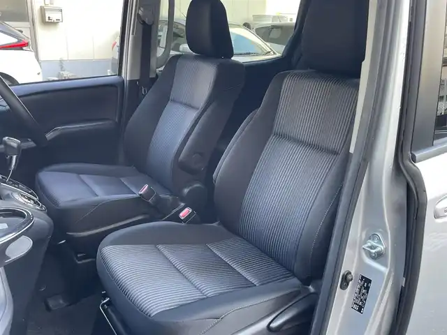 トヨタ ヴォクシー ZS 神奈川県 2014(平26)年 7.4万km シルバーM ワンオーナー/サンルーフ/4WD/純正SDナビ/・フルセグTV/・CD/DVD/SD/・Bluetooth/・AM/FM/バックカメラ/ビルトインETC/両側パワースライドドア/コーナーセンサー/オートライト/LEDヘッドライト/フォグランプ/ECOモード/MT付きAT/アイドリングストップ/スマートキー/オート電動格納ウィンカーミラー/取扱説明書/保証書