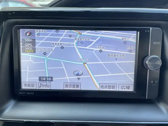 トヨタ ヴォクシー ZS 神奈川県 2014(平26)年 7.4万km シルバーM ワンオーナー/サンルーフ/4WD/純正SDナビ/・フルセグTV/・CD/DVD/SD/・Bluetooth/・AM/FM/バックカメラ/ビルトインETC/両側パワースライドドア/コーナーセンサー/オートライト/LEDヘッドライト/フォグランプ/ECOモード/MT付きAT/アイドリングストップ/スマートキー/オート電動格納ウィンカーミラー/取扱説明書/保証書