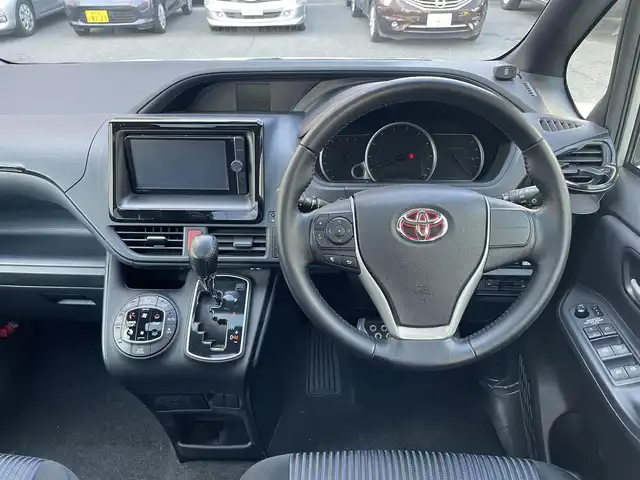 トヨタ ヴォクシー ZS 神奈川県 2014(平26)年 7.4万km シルバーM ワンオーナー/サンルーフ/4WD/純正SDナビ/・フルセグTV/・CD/DVD/SD/・Bluetooth/・AM/FM/バックカメラ/ビルトインETC/両側パワースライドドア/コーナーセンサー/オートライト/LEDヘッドライト/フォグランプ/ECOモード/MT付きAT/アイドリングストップ/スマートキー/オート電動格納ウィンカーミラー/取扱説明書/保証書