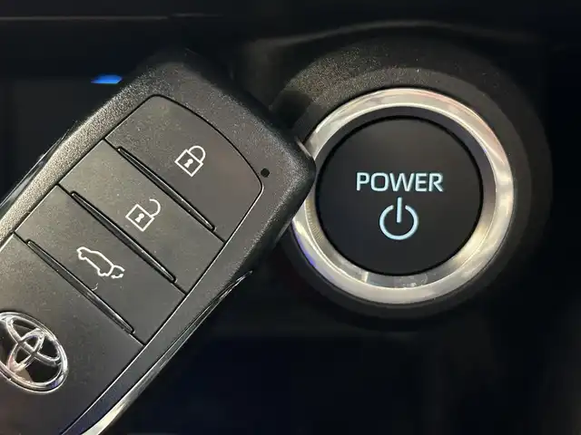 トヨタ ハリアー ハイブリッド G 岐阜県 2024(令6)年 0.3万km プラチナホワイトパールマイカ MODELISTAフルエアロ/Toyota Safety Sense/純正12.3インチナビ/フルセグテレビ/バックカメラ/MiraCast/Bluetooth/前後ドライブレコーダー/ETC2.0/デジタルインナーミラー/レーダークルーズコントロール/コーナーセンサー/プッシュスタート/スマートキー/スペアキー/オートエアコン/オートライト/オートマチックハイビーム/LEDヘッドライト