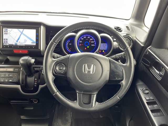 ホンダ Ｎ ＢＯＸ カスタム G SSパッケージ 神奈川県 2013(平25)年 8.5万km プレミアムホワイトパール 【(株)IDOMが運営する【じしゃロン相模原店】の自社ローン対象車両になります。こちらは現金ご利用時の価格です。自社ローンご希望の方は別途その旨お申付け下さい。】/〇　純正ナビ/〇　ワンセグテレビ/〇　Bluetooth/〇　バックカメラ/〇　アイドリングストップ/〇　ウィンカーミラー/〇　ドアバイザー/〇　プッシュスタート/〇　両側パワースライドドア/〇　HID/〇　ETC/〇　社外アルミホイール/〇　オートライト/〇　電動格納ミラー