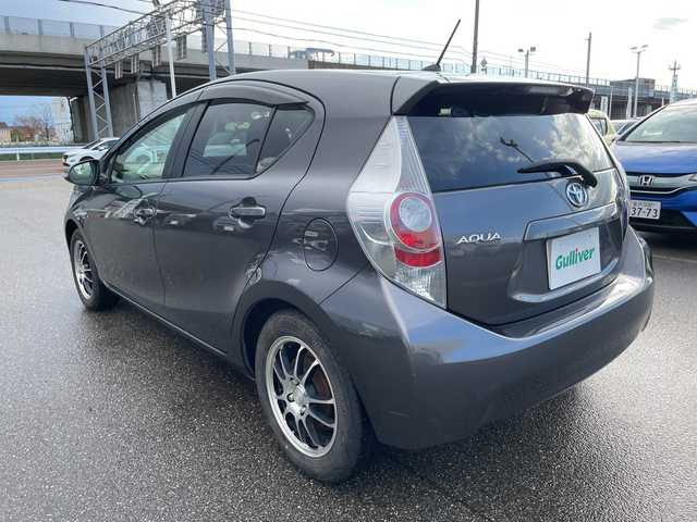 トヨタ アクア G 石川県 2013(平25)年 8.1万km グレーメタリック 純正ナビ　フルセグＴＶ　ＥＴＣ　ドラレコ　スマートキー　プッシュスタート　電動ミラー　社外アルミホイール　社外アルミ＆スタッドレス積み込み