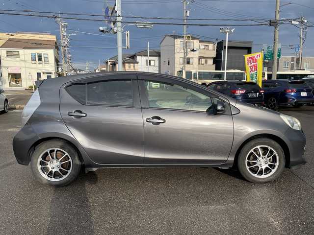 トヨタ アクア G 石川県 2013(平25)年 8.1万km グレーメタリック 純正ナビ　フルセグＴＶ　ＥＴＣ　ドラレコ　スマートキー　プッシュスタート　電動ミラー　社外アルミホイール　社外アルミ＆スタッドレス積み込み