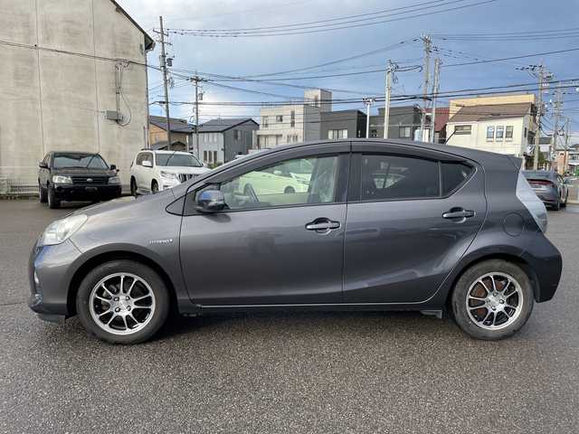 トヨタ アクア G 石川県 2013(平25)年 8.1万km グレーメタリック 純正ナビ　フルセグＴＶ　ＥＴＣ　ドラレコ　スマートキー　プッシュスタート　電動ミラー　社外アルミホイール　社外アルミ＆スタッドレス積み込み