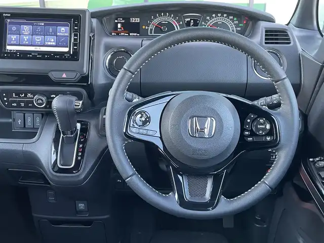 ホンダ Ｎ ＢＯＸ カスタム L ターボ 香川県 2023(令5)年 3.4万km プラチナホワイトパール 登録時走行距離：33181km/ディーラー純正ナビ/　CD DVD BT フルセグTV/バックカメラ/ホンダセンシング/レーダークルーズコントロール/レーンキープアシスト/クリアランスソナー/LEDヘッドライト/オートライト/フォグランプ/レベライザヘッドライト/ホールド機能付き電子パーキングブレーキ/ハーフレザーシート/シートヒーター/ロールサンシェード/ISOFIX/前後ドライブレコーダー/ビルトインETC/プッシュスタート/スマートキー/スペアキー/新車時保証書/ワンオーナー