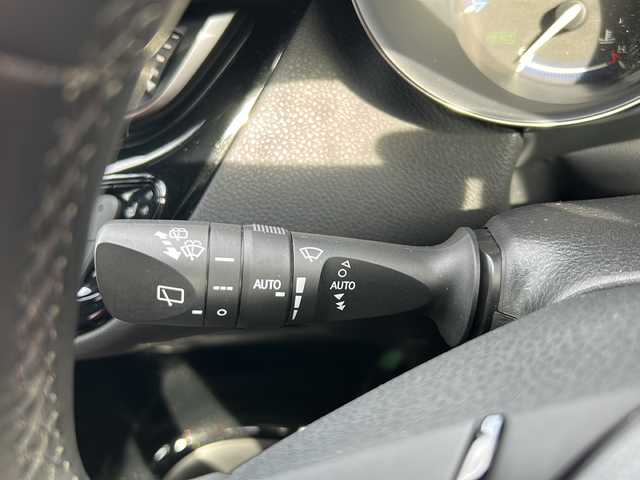 トヨタ Ｃ－ＨＲ G 岐阜県 2017(平29)年 3.7万km ホワイトパールクリスタルシャイン 登録時走行距離：36729km/純正ナビ（NSZT-Y66T）/バックカメラ/フルセグテレビ・Bluetooth/トヨタセーフティーセンス/レーダークルーズコントロール/リアクロストラフィックアラート/コーナーセンサー/ブラインドスポットモニター/レーンキープアシスト/ビルトインETC/LEDヘッドライト/オートライト/オートマチックハイビーム/ドライブレコーダー/ハーフレザーシート/純正フロアマット/純正アルミホイール/プッシュスタート/スマートキー