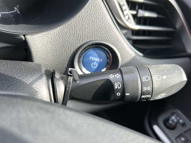 トヨタ Ｃ－ＨＲ G 岐阜県 2017(平29)年 3.7万km ホワイトパールクリスタルシャイン 登録時走行距離：36729km/純正ナビ（NSZT-Y66T）/バックカメラ/フルセグテレビ・Bluetooth/トヨタセーフティーセンス/レーダークルーズコントロール/リアクロストラフィックアラート/コーナーセンサー/ブラインドスポットモニター/レーンキープアシスト/ビルトインETC/LEDヘッドライト/オートライト/オートマチックハイビーム/ドライブレコーダー/ハーフレザーシート/純正フロアマット/純正アルミホイール/プッシュスタート/スマートキー