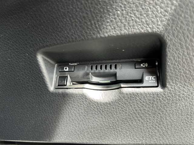 トヨタ Ｃ－ＨＲ G 岐阜県 2017(平29)年 3.7万km ホワイトパールクリスタルシャイン 登録時走行距離：36729km/純正ナビ（NSZT-Y66T）/バックカメラ/フルセグテレビ・Bluetooth/トヨタセーフティーセンス/レーダークルーズコントロール/リアクロストラフィックアラート/コーナーセンサー/ブラインドスポットモニター/レーンキープアシスト/ビルトインETC/LEDヘッドライト/オートライト/オートマチックハイビーム/ドライブレコーダー/ハーフレザーシート/純正フロアマット/純正アルミホイール/プッシュスタート/スマートキー