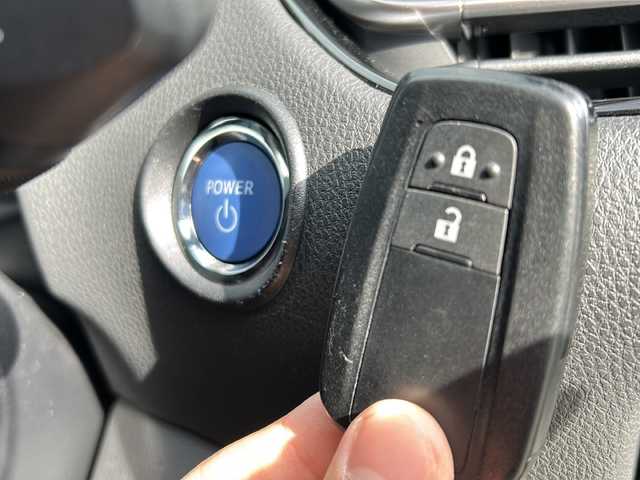 トヨタ Ｃ－ＨＲ G 岐阜県 2017(平29)年 3.7万km ホワイトパールクリスタルシャイン 登録時走行距離：36729km/純正ナビ（NSZT-Y66T）/バックカメラ/フルセグテレビ・Bluetooth/トヨタセーフティーセンス/レーダークルーズコントロール/リアクロストラフィックアラート/コーナーセンサー/ブラインドスポットモニター/レーンキープアシスト/ビルトインETC/LEDヘッドライト/オートライト/オートマチックハイビーム/ドライブレコーダー/ハーフレザーシート/純正フロアマット/純正アルミホイール/プッシュスタート/スマートキー