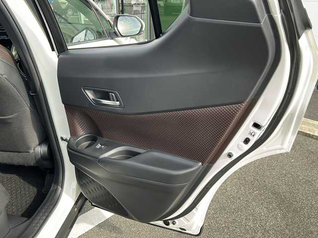 トヨタ Ｃ－ＨＲ G 岐阜県 2017(平29)年 3.7万km ホワイトパールクリスタルシャイン 登録時走行距離：36729km/純正ナビ（NSZT-Y66T）/バックカメラ/フルセグテレビ・Bluetooth/トヨタセーフティーセンス/レーダークルーズコントロール/リアクロストラフィックアラート/コーナーセンサー/ブラインドスポットモニター/レーンキープアシスト/ビルトインETC/LEDヘッドライト/オートライト/オートマチックハイビーム/ドライブレコーダー/ハーフレザーシート/純正フロアマット/純正アルミホイール/プッシュスタート/スマートキー