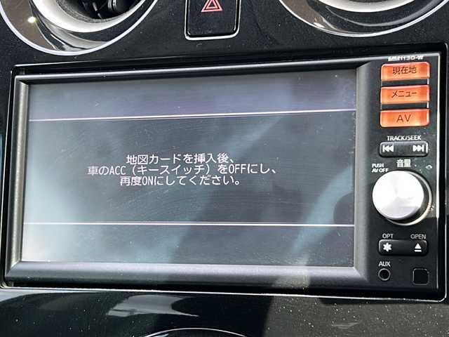 日産 ノート X エアロスタイル 静岡県 2013(平25)年 8万km ブリリアントホワイトパール 純正ナビ/・フルセグTV/・CD/・iPod/・Radio/・SD/主要装備/・プッシュスタート/・ETC車載器/・スマートキー/・アイドリングストップ/・ECOモード/・純正15インチＡＷ/・純正フロアマット/・ドアバイザー