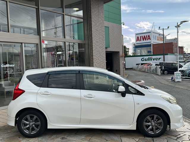 日産 ノート X エアロスタイル 静岡県 2013(平25)年 8万km ブリリアントホワイトパール 純正ナビ/・フルセグTV/・CD/・iPod/・Radio/・SD/主要装備/・プッシュスタート/・ETC車載器/・スマートキー/・アイドリングストップ/・ECOモード/・純正15インチＡＷ/・純正フロアマット/・ドアバイザー