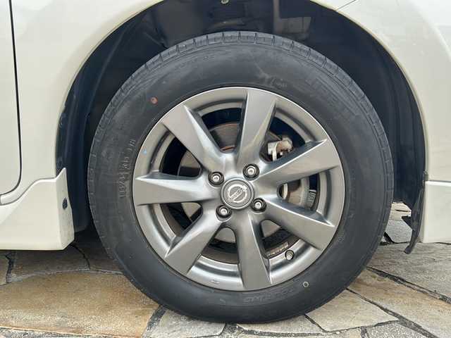 日産 ノート X エアロスタイル 静岡県 2013(平25)年 8万km ブリリアントホワイトパール 純正ナビ/・フルセグTV/・CD/・iPod/・Radio/・SD/主要装備/・プッシュスタート/・ETC車載器/・スマートキー/・アイドリングストップ/・ECOモード/・純正15インチＡＷ/・純正フロアマット/・ドアバイザー