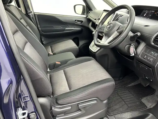 日産 セレナ ハイウェイスター Vセレクション 熊本県 2017(平29)年 7.7万km アズライトブルー 純正フリップダウンモニター/純正9インチナビMM516D-L/（フルセグTV/BT/CD/DVD/SD/USB）/アラウンドビューモニター/インテリジェントルームミラー/社外前方ドライブレコーダー/ハンズフリー両側パワースライドドア/ETC/パーキングアシスト/プロパイロット/エマージェンシーブレーキ/車線逸脱警報/前後クリアランスソナー/ふらつき警報/アイドリングストップ/インテリジェントルームミラー/横滑り防止/電動パーキングブレーキ/ブレーキホールド/純正フロアマット/社外１６インチAW/オートライト/オートマチックハイビーム/LEDヘッドライト/フォグライト/スマートキー/プッシュスタート/スペアキー1本