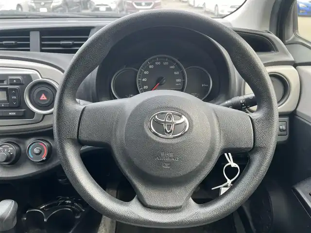トヨタ ヴィッツ F 秋田県 2012(平24)年 7万km ブラックマイカ 純正オーディオ/４WD/リモコンキー/社外アルミ/ETC/純正フロアマット/純正ドアバイザー/寒冷地仕様/電動格納ミラー/パワーステアリング/パワーウィンドウ/センターデフロック/保証書/取扱説明書/記録簿