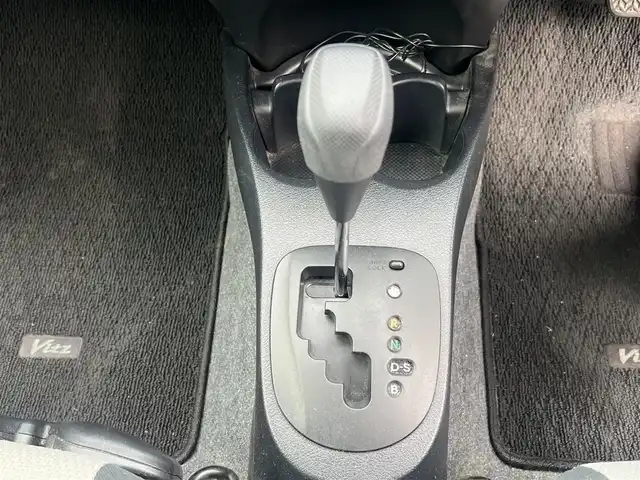 トヨタ ヴィッツ F 秋田県 2012(平24)年 7万km ブラックマイカ 純正オーディオ/４WD/リモコンキー/社外アルミ/ETC/純正フロアマット/純正ドアバイザー/寒冷地仕様/電動格納ミラー/パワーステアリング/パワーウィンドウ/センターデフロック/保証書/取扱説明書/記録簿