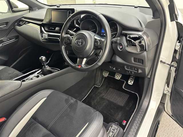 トヨタ Ｃ－ＨＲ S－T GRスポーツ 兵庫県 2021(令3)年 2.8万km ブラック/ホワイトパールクリスタルシャイン 2トーン 6速MT/純正SDナビ/(NSZT-W68T)/フルセグ CD DVD BT MSV/バックカメラ/ALPINEデジタルインナーミラー/ドラレコ内臓/レーダークルーズコントロール/プリクラッシュセーフティー/LDA/社外4本出しマフラー/GRフロントサイドスポイラー/GRサイドスカート/GRリアスポイラー/GRキャリパー/BBS19インチアルミホイール/LEDヘッドライト/LEDフォグライト/オートライト/オートハイビーム/ハーフレザーシート/シートヒーター/ビルトインETC2.0/スマートキー