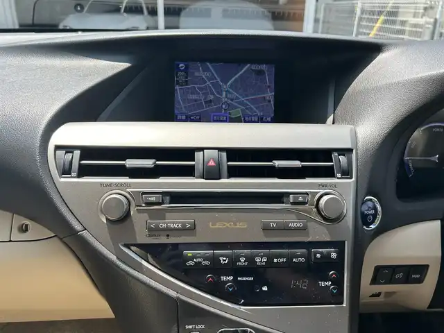 レクサス ＲＸ 450h バージョンL エアサス 静岡県 2013(平25)年 6.5万km ホワイトパールクリスタルシャイン ユーザー買取車両/純正MOPナビ/　【CD/DVD/BT/地デジフルセグTV】/3眼LEDヘッドライト/純正19インチAW/社外テールランプ（純正テールランプ積込）/エアーサスペンション/ベージュレザーシート/シートヒーター/ベンチレーション/ステアリングヒーター/バックカメラ/ウッドコンビステアリング/パワーバックドア/パワーシート/ビルトインETC2.0/新車時保証書/取扱説明書