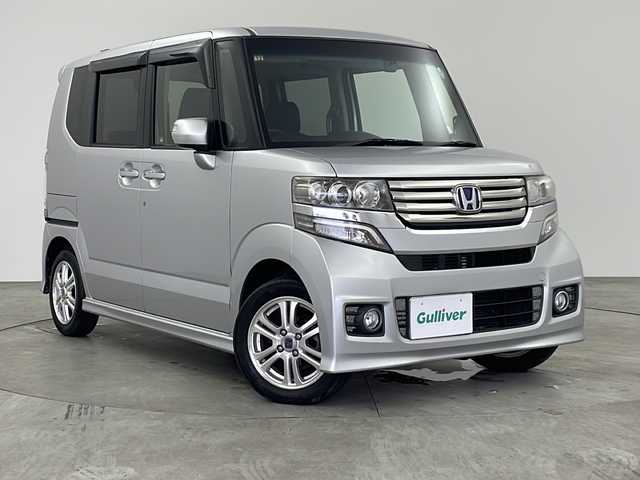 ホンダ Ｎ ＢＯＸ カスタム G Lパッケージ 兵庫県 2012(平24)年 6.2万km アラバスターシルバーメタリック ・スライドドア・イージークローザー（リア両側）/・パワースライドドア（リア左側）/・フルオートエアコン/・アレルフリー高性能脱臭フィルター/・14インチアルミホイール/・運転席用i-SRSエアバッグシステム〈連続容量変化タイプ〉＆助手席用SRSエアバッグシステム/・VSA（ABS＋TCS＋横すべり抑制）/・EBD（電子制御制動力配分システム）付ABS/・プロジェクタータイプ ディスチャージヘッドライト〈HID〉/・ヒルスタートアシスト機能/・アイドリングストップシステム/・ECONモード/・Hondaスマートキーシステム（アンサーバック/ウエルカムランプ機能付/Hondaスマートキー2個付） /・電動格納式リモコンカラードドアミラー/・親水/ヒーテッドドアミラー＋フロントドア撥水ガラス（4WD車）/・UVカット機能付ガラス（フロントウインドウ/フロントコーナー/フロントドア）/・高熱線吸収/UVカット機能付プライバシーガラス（リアドア/リアクォーター/テールゲート）/・クリアアウターレンズ・リアコンビネーションランプ（LEDストップランプ＆LEDテールランプ）/・フォグランプ