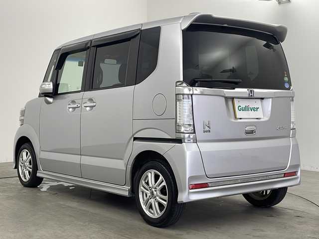 ホンダ Ｎ ＢＯＸ カスタム G Lパッケージ 兵庫県 2012(平24)年 6.2万km アラバスターシルバーメタリック ・スライドドア・イージークローザー（リア両側）/・パワースライドドア（リア左側）/・フルオートエアコン/・アレルフリー高性能脱臭フィルター/・14インチアルミホイール/・運転席用i-SRSエアバッグシステム〈連続容量変化タイプ〉＆助手席用SRSエアバッグシステム/・VSA（ABS＋TCS＋横すべり抑制）/・EBD（電子制御制動力配分システム）付ABS/・プロジェクタータイプ ディスチャージヘッドライト〈HID〉/・ヒルスタートアシスト機能/・アイドリングストップシステム/・ECONモード/・Hondaスマートキーシステム（アンサーバック/ウエルカムランプ機能付/Hondaスマートキー2個付） /・電動格納式リモコンカラードドアミラー/・親水/ヒーテッドドアミラー＋フロントドア撥水ガラス（4WD車）/・UVカット機能付ガラス（フロントウインドウ/フロントコーナー/フロントドア）/・高熱線吸収/UVカット機能付プライバシーガラス（リアドア/リアクォーター/テールゲート）/・クリアアウターレンズ・リアコンビネーションランプ（LEDストップランプ＆LEDテールランプ）/・フォグランプ