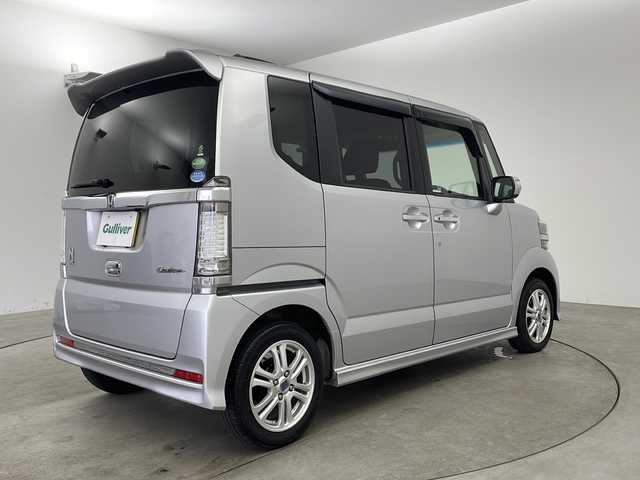 ホンダ Ｎ ＢＯＸ カスタム G Lパッケージ 兵庫県 2012(平24)年 6.2万km アラバスターシルバーメタリック ・スライドドア・イージークローザー（リア両側）/・パワースライドドア（リア左側）/・フルオートエアコン/・アレルフリー高性能脱臭フィルター/・14インチアルミホイール/・運転席用i-SRSエアバッグシステム〈連続容量変化タイプ〉＆助手席用SRSエアバッグシステム/・VSA（ABS＋TCS＋横すべり抑制）/・EBD（電子制御制動力配分システム）付ABS/・プロジェクタータイプ ディスチャージヘッドライト〈HID〉/・ヒルスタートアシスト機能/・アイドリングストップシステム/・ECONモード/・Hondaスマートキーシステム（アンサーバック/ウエルカムランプ機能付/Hondaスマートキー2個付） /・電動格納式リモコンカラードドアミラー/・親水/ヒーテッドドアミラー＋フロントドア撥水ガラス（4WD車）/・UVカット機能付ガラス（フロントウインドウ/フロントコーナー/フロントドア）/・高熱線吸収/UVカット機能付プライバシーガラス（リアドア/リアクォーター/テールゲート）/・クリアアウターレンズ・リアコンビネーションランプ（LEDストップランプ＆LEDテールランプ）/・フォグランプ
