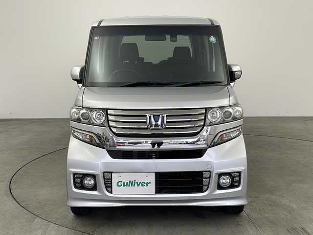 ホンダ Ｎ ＢＯＸ カスタム G Lパッケージ 兵庫県 2012(平24)年 6.2万km アラバスターシルバーメタリック ・スライドドア・イージークローザー（リア両側）/・パワースライドドア（リア左側）/・フルオートエアコン/・アレルフリー高性能脱臭フィルター/・14インチアルミホイール/・運転席用i-SRSエアバッグシステム〈連続容量変化タイプ〉＆助手席用SRSエアバッグシステム/・VSA（ABS＋TCS＋横すべり抑制）/・EBD（電子制御制動力配分システム）付ABS/・プロジェクタータイプ ディスチャージヘッドライト〈HID〉/・ヒルスタートアシスト機能/・アイドリングストップシステム/・ECONモード/・Hondaスマートキーシステム（アンサーバック/ウエルカムランプ機能付/Hondaスマートキー2個付） /・電動格納式リモコンカラードドアミラー/・親水/ヒーテッドドアミラー＋フロントドア撥水ガラス（4WD車）/・UVカット機能付ガラス（フロントウインドウ/フロントコーナー/フロントドア）/・高熱線吸収/UVカット機能付プライバシーガラス（リアドア/リアクォーター/テールゲート）/・クリアアウターレンズ・リアコンビネーションランプ（LEDストップランプ＆LEDテールランプ）/・フォグランプ