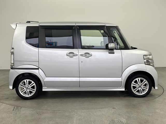 ホンダ Ｎ ＢＯＸ カスタム G Lパッケージ 兵庫県 2012(平24)年 6.2万km アラバスターシルバーメタリック ・スライドドア・イージークローザー（リア両側）/・パワースライドドア（リア左側）/・フルオートエアコン/・アレルフリー高性能脱臭フィルター/・14インチアルミホイール/・運転席用i-SRSエアバッグシステム〈連続容量変化タイプ〉＆助手席用SRSエアバッグシステム/・VSA（ABS＋TCS＋横すべり抑制）/・EBD（電子制御制動力配分システム）付ABS/・プロジェクタータイプ ディスチャージヘッドライト〈HID〉/・ヒルスタートアシスト機能/・アイドリングストップシステム/・ECONモード/・Hondaスマートキーシステム（アンサーバック/ウエルカムランプ機能付/Hondaスマートキー2個付） /・電動格納式リモコンカラードドアミラー/・親水/ヒーテッドドアミラー＋フロントドア撥水ガラス（4WD車）/・UVカット機能付ガラス（フロントウインドウ/フロントコーナー/フロントドア）/・高熱線吸収/UVカット機能付プライバシーガラス（リアドア/リアクォーター/テールゲート）/・クリアアウターレンズ・リアコンビネーションランプ（LEDストップランプ＆LEDテールランプ）/・フォグランプ