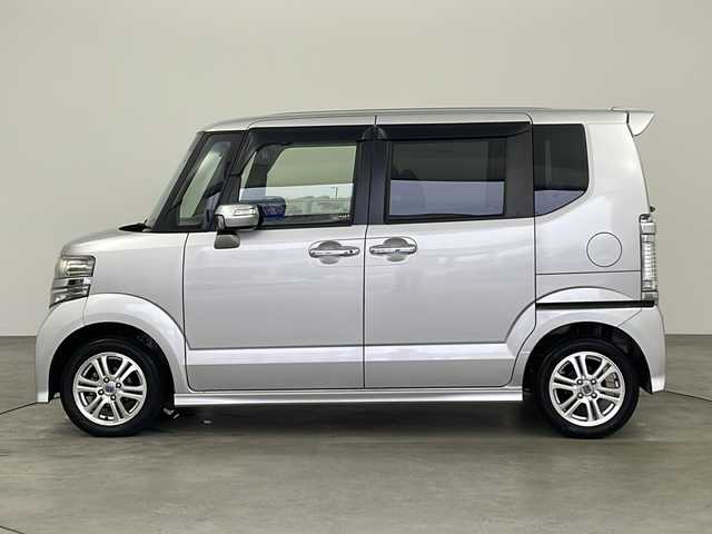 ホンダ Ｎ ＢＯＸ カスタム G Lパッケージ 兵庫県 2012(平24)年 6.2万km アラバスターシルバーメタリック ・スライドドア・イージークローザー（リア両側）/・パワースライドドア（リア左側）/・フルオートエアコン/・アレルフリー高性能脱臭フィルター/・14インチアルミホイール/・運転席用i-SRSエアバッグシステム〈連続容量変化タイプ〉＆助手席用SRSエアバッグシステム/・VSA（ABS＋TCS＋横すべり抑制）/・EBD（電子制御制動力配分システム）付ABS/・プロジェクタータイプ ディスチャージヘッドライト〈HID〉/・ヒルスタートアシスト機能/・アイドリングストップシステム/・ECONモード/・Hondaスマートキーシステム（アンサーバック/ウエルカムランプ機能付/Hondaスマートキー2個付） /・電動格納式リモコンカラードドアミラー/・親水/ヒーテッドドアミラー＋フロントドア撥水ガラス（4WD車）/・UVカット機能付ガラス（フロントウインドウ/フロントコーナー/フロントドア）/・高熱線吸収/UVカット機能付プライバシーガラス（リアドア/リアクォーター/テールゲート）/・クリアアウターレンズ・リアコンビネーションランプ（LEDストップランプ＆LEDテールランプ）/・フォグランプ