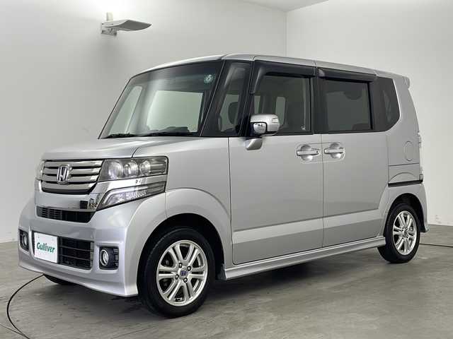 ホンダ Ｎ ＢＯＸ カスタム G Lパッケージ 兵庫県 2012(平24)年 6.2万km アラバスターシルバーメタリック ・スライドドア・イージークローザー（リア両側）/・パワースライドドア（リア左側）/・フルオートエアコン/・アレルフリー高性能脱臭フィルター/・14インチアルミホイール/・運転席用i-SRSエアバッグシステム〈連続容量変化タイプ〉＆助手席用SRSエアバッグシステム/・VSA（ABS＋TCS＋横すべり抑制）/・EBD（電子制御制動力配分システム）付ABS/・プロジェクタータイプ ディスチャージヘッドライト〈HID〉/・ヒルスタートアシスト機能/・アイドリングストップシステム/・ECONモード/・Hondaスマートキーシステム（アンサーバック/ウエルカムランプ機能付/Hondaスマートキー2個付） /・電動格納式リモコンカラードドアミラー/・親水/ヒーテッドドアミラー＋フロントドア撥水ガラス（4WD車）/・UVカット機能付ガラス（フロントウインドウ/フロントコーナー/フロントドア）/・高熱線吸収/UVカット機能付プライバシーガラス（リアドア/リアクォーター/テールゲート）/・クリアアウターレンズ・リアコンビネーションランプ（LEDストップランプ＆LEDテールランプ）/・フォグランプ