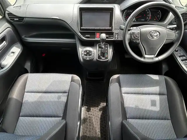トヨタ ヴォクシー ZS 静岡県 2014(平26)年 4.8万km ブラッキッシュアゲハガラスフレーク エンジンスタートボタン/パワーステアリング/パワーウィンドウ/アイドリングストップ/スマートキー/ダブルオートエアコン/Bluetooth接続/11型後席用モニター/CDチェンジャー/ETC/バックカメラ/SDミュージックサーバー/フルセグTV/純正SDナビ/3列シート/ウォークスルー/純正フロアマット/両側パワースライドドア/純正アルミホイール/ABS/横滑り防止装置/オートライト/LEDヘッドライト/ダブルエアバック