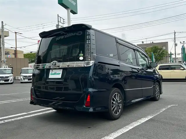 トヨタ ヴォクシー ZS 静岡県 2014(平26)年 4.8万km ブラッキッシュアゲハガラスフレーク エンジンスタートボタン/パワーステアリング/パワーウィンドウ/アイドリングストップ/スマートキー/ダブルオートエアコン/Bluetooth接続/11型後席用モニター/CDチェンジャー/ETC/バックカメラ/SDミュージックサーバー/フルセグTV/純正SDナビ/3列シート/ウォークスルー/純正フロアマット/両側パワースライドドア/純正アルミホイール/ABS/横滑り防止装置/オートライト/LEDヘッドライト/ダブルエアバック