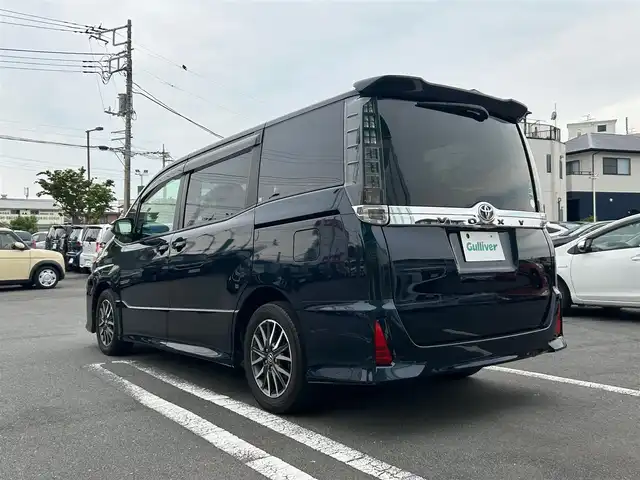 トヨタ ヴォクシー ZS 静岡県 2014(平26)年 4.8万km ブラッキッシュアゲハガラスフレーク エンジンスタートボタン/パワーステアリング/パワーウィンドウ/アイドリングストップ/スマートキー/ダブルオートエアコン/Bluetooth接続/11型後席用モニター/CDチェンジャー/ETC/バックカメラ/SDミュージックサーバー/フルセグTV/純正SDナビ/3列シート/ウォークスルー/純正フロアマット/両側パワースライドドア/純正アルミホイール/ABS/横滑り防止装置/オートライト/LEDヘッドライト/ダブルエアバック