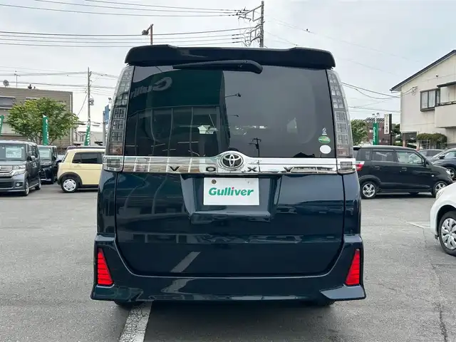 トヨタ ヴォクシー ZS 静岡県 2014(平26)年 4.8万km ブラッキッシュアゲハガラスフレーク エンジンスタートボタン/パワーステアリング/パワーウィンドウ/アイドリングストップ/スマートキー/ダブルオートエアコン/Bluetooth接続/11型後席用モニター/CDチェンジャー/ETC/バックカメラ/SDミュージックサーバー/フルセグTV/純正SDナビ/3列シート/ウォークスルー/純正フロアマット/両側パワースライドドア/純正アルミホイール/ABS/横滑り防止装置/オートライト/LEDヘッドライト/ダブルエアバック