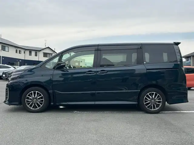トヨタ ヴォクシー ZS 静岡県 2014(平26)年 4.8万km ブラッキッシュアゲハガラスフレーク エンジンスタートボタン/パワーステアリング/パワーウィンドウ/アイドリングストップ/スマートキー/ダブルオートエアコン/Bluetooth接続/11型後席用モニター/CDチェンジャー/ETC/バックカメラ/SDミュージックサーバー/フルセグTV/純正SDナビ/3列シート/ウォークスルー/純正フロアマット/両側パワースライドドア/純正アルミホイール/ABS/横滑り防止装置/オートライト/LEDヘッドライト/ダブルエアバック