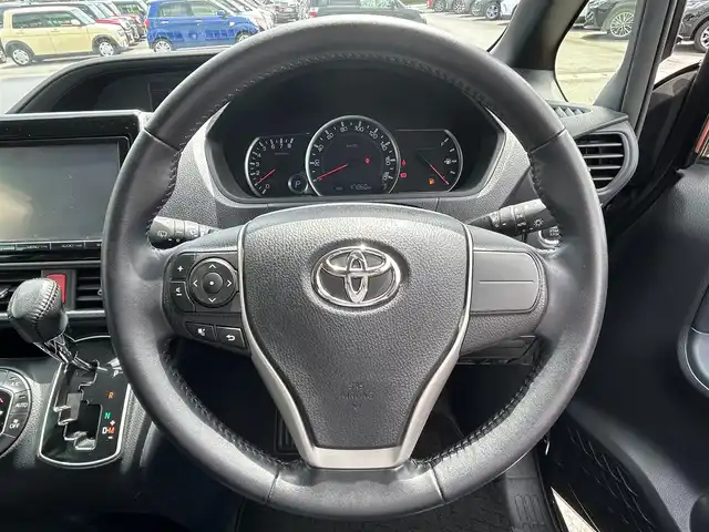 トヨタ ヴォクシー ZS 静岡県 2014(平26)年 4.8万km ブラッキッシュアゲハガラスフレーク エンジンスタートボタン/パワーステアリング/パワーウィンドウ/アイドリングストップ/スマートキー/ダブルオートエアコン/Bluetooth接続/11型後席用モニター/CDチェンジャー/ETC/バックカメラ/SDミュージックサーバー/フルセグTV/純正SDナビ/3列シート/ウォークスルー/純正フロアマット/両側パワースライドドア/純正アルミホイール/ABS/横滑り防止装置/オートライト/LEDヘッドライト/ダブルエアバック
