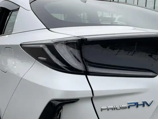 トヨタ プリウス ＰＨＶ S GRスポーツ 茨城県 2020(令2)年 1.5万km プラチナホワイトパールマイカ 純正ナビ/【ラジオ・ＣＤ・ＤＶＤ・TV・SD・BT】/シートヒーター/レーダークルコン/ETC2.0/Bカメラ/左サイドカメラ/Fカメラ/100V電源/GR専用ハーフレザーシート/GR専用ステアリング/GR専用アルミホイール/オートライト/Fフォグ/LEDライト