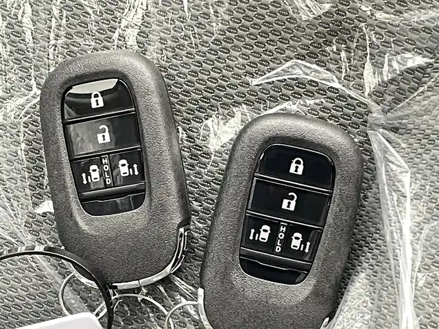 ホンダ フリード ハイブリット e:HEV クロスター 熊本県 2025(令7)年 0.1千km クリスタルブラックパール 登録済未使用車/純正9インチナビLXM-242ZFNI（ＡｐｐｌＣａｒＰｌａｙ・ＡｎｄｒｏｉｄＡｕｔｏ・ＢＴ・フルセグ）/バックカメラ　/両側パワースライドドア　/前後クリアランスソナー　/ホンダセンシング/・衝突軽減ブレーキ/・歩行者事故低減ステアリング/・路外逸脱制御機能/・アダブティブクルーズコントロール/・車線維持支援システム/・先行車発進お知らせ機能/・標識認識機能/・オートマチックハイビーム/・ブラインドスポットモニター/横滑り防止/前席シートヒーター/オートブレーキホールド/ハーフレザーシート/純正１５インチAW/ルーフレール/オートライト/LEDヘッドライト/フォグライト/スマートキー/プッシュスタート/スペアキー1本/保証書/取扱説明書
