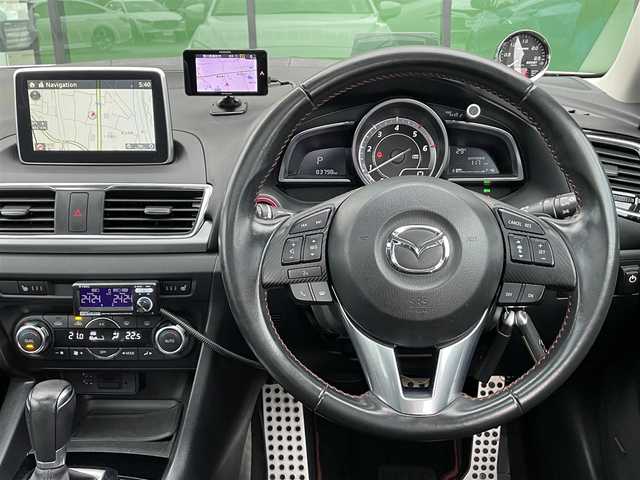 マツダ アクセラ スポーツ XD 香川県 2014(平26)年 8.4万km スノーフレイクホワイトパールマイカ 登録時走行距離：83797km/メーカー純正ナビ/　BT接続/バックカメラ/社外フロントカメラ/サンルーフ/TEIN車高調/柿本マフラー/エアロ/クルーズコントロール/ヘッドアップディスプレイ/リアビークルモニタリング/衝突被害軽減装置/レーンキープアシスト/横滑り防止装置/アイドリングストップ/ETC/レーダー探知機/MTモード付AT/革巻きステアリング/ステアリングスイッチ/パドルシフト/アルミペダル/ハーフレザーシート/シートヒーター/パワーシート/プッシュスタート/スマートキー/スペアキー