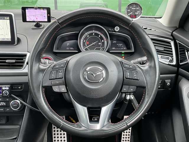 マツダ アクセラ スポーツ XD 香川県 2014(平26)年 8.4万km スノーフレイクホワイトパールマイカ 登録時走行距離：83797km/メーカー純正ナビ/　BT接続/バックカメラ/社外フロントカメラ/サンルーフ/TEIN車高調/柿本マフラー/エアロ/クルーズコントロール/ヘッドアップディスプレイ/リアビークルモニタリング/衝突被害軽減装置/レーンキープアシスト/横滑り防止装置/アイドリングストップ/ETC/レーダー探知機/MTモード付AT/革巻きステアリング/ステアリングスイッチ/パドルシフト/アルミペダル/ハーフレザーシート/シートヒーター/パワーシート/プッシュスタート/スマートキー/スペアキー